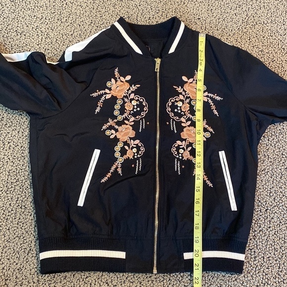 NWOT Forever 21 Black, White & Floral Zip Up Jacket Size Small - Picture 12 of 12
